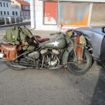 Do historické motorky Harley Davidson narazilo auto, škoda je přes 70 000