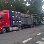 V Písku se nevešel kamion pod viadukt. Probíhají vyprošťovací práce