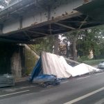 V Písku se nevešel kamion pod viadukt. Probíhají vyprošťovací práce