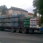V Písku se nevešel kamion pod viadukt. Probíhají vyprošťovací práce