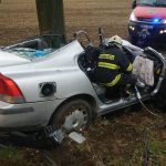 Auto narazilo do stromu, k zaklíněnému letěl vrtulník