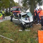 Auto narazilo do stromu, k zaklíněnému letěl vrtulník