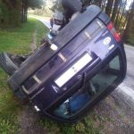 Včerejší nehoda s auty na střeše se nakonec obešla bez vyprošťování