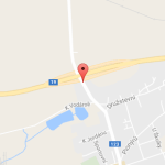 Dopravní servery hlásily nehodu dvou osobáků. Srazily se ale vojenské pandury s autem, kde jela žena a dítě