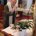 V bernartickém kostele požehnal kaplan armády knihu o generálu Krzákovi