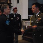 V bernartickém kostele požehnal kaplan armády knihu o generálu Krzákovi