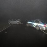Vyšinutý řidič chtěl najet do benzínky. Najel do policistů