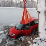 V Jistebnici lovili auto z rybníka