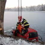 V Jistebnici lovili auto z rybníka