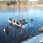 Auto po smyku skončilo v rybníce u Brlohu