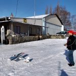 Modelářům sníh nevadí. Létáním na lyžích se v Táboře bavili celý den