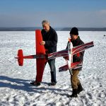 Modelářům sníh nevadí. Létáním na lyžích se v Táboře bavili celý den