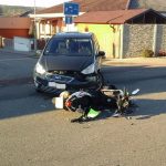 Motocyklisté vyjeli. V Budějovicích se dva mopedy střetly s autem