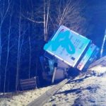 Kamion u Horní Vltavice skončil v lese