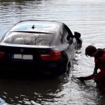 Ošidné zatáčky u Čejkovic řidič nezvládl. BMW skončilo v rybníce