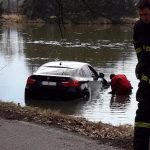 Ošidné zatáčky u Čejkovic řidič nezvládl. BMW skončilo v rybníce
