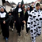 Maškary dnes odpoledne řádily ve Stádlci