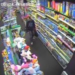 Neznáte muže na fotografiích? Pátrá po něm policie
