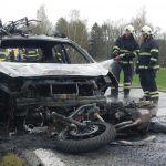 Motorkáře transportoval vrtulník. Zřejmě nesprávně předjížděl. Doplněny fotografie