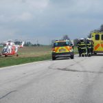 Motorkáře transportoval vrtulník. Zřejmě nesprávně předjížděl. Doplněny fotografie