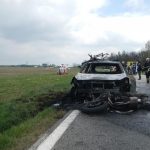 Motorkáře transportoval vrtulník. Zřejmě nesprávně předjížděl. Doplněny fotografie