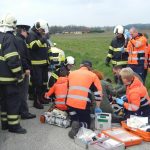 Motorkáře transportoval vrtulník. Zřejmě nesprávně předjížděl. Doplněny fotografie