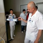 Jindřichohradecká nemocnice získala nové novorozenecké lůžko na léčbu žloutenky