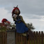Čarodějnice znovu zdobí domy v Lomu