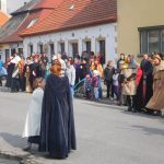 V Jistebnici vsadili zlodějku do klády a vzpurná žena šla na pranýř