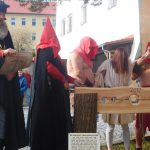 V Jistebnici vsadili zlodějku do klády a vzpurná žena šla na pranýř