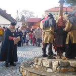 V Jistebnici vsadili zlodějku do klády a vzpurná žena šla na pranýř