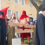 V Jistebnici vsadili zlodějku do klády a vzpurná žena šla na pranýř