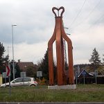 Kruhový objezd na výjezdu z Jindřichova Hradce zdobí lahev tuzemáku