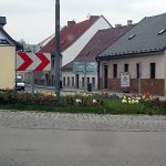 Kruhový objezd na výjezdu z Jindřichova Hradce zdobí lahev tuzemáku