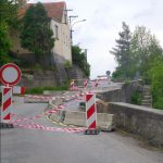 V Křemži přes most neprojedete. Silnici zdevastovala propadlá zeď