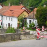 V Křemži přes most neprojedete. Silnici zdevastovala propadlá zeď