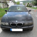 Náraz do stromu způsobil řetězovou nehodu. Ke zraněné řidičce letěl vrtulník
