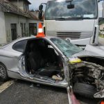 Náraz do stromu způsobil řetězovou nehodu. Ke zraněné řidičce letěl vrtulník