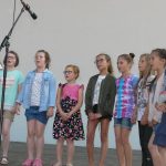 Oslavy v režii školáků skončily v letním kině. Program sledovalo přes dva tisíce dětí