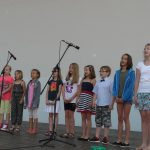 Oslavy v režii školáků skončily v letním kině. Program sledovalo přes dva tisíce dětí