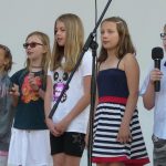 Oslavy v režii školáků skončily v letním kině. Program sledovalo přes dva tisíce dětí