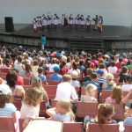 Oslavy v režii školáků skončily v letním kině. Program sledovalo přes dva tisíce dětí