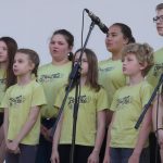 Oslavy v režii školáků skončily v letním kině. Program sledovalo přes dva tisíce dětí