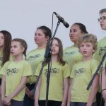 Oslavy v režii školáků skončily v letním kině. Program sledovalo přes dva tisíce dětí