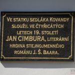 Sedlák Cimbura sloužil ve statku u Kovandů na Hradišti. Odhalili mu tam pamětní desku