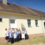 Sedlák Cimbura sloužil ve statku u Kovandů na Hradišti. Odhalili mu tam pamětní desku