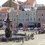 Sochy i na nečekaných místech – to je výstava Umění ve městě. V Budějovicích, ve Veselí a v Hluboké nad Vltavou