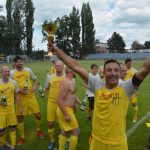 Zase za rok, skandovali fotbalisté Junioru u dudáka na náměstí