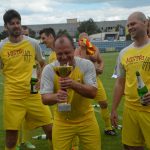 Zase za rok, skandovali fotbalisté Junioru u dudáka na náměstí