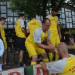 Zase za rok, skandovali fotbalisté Junioru u dudáka na náměstí